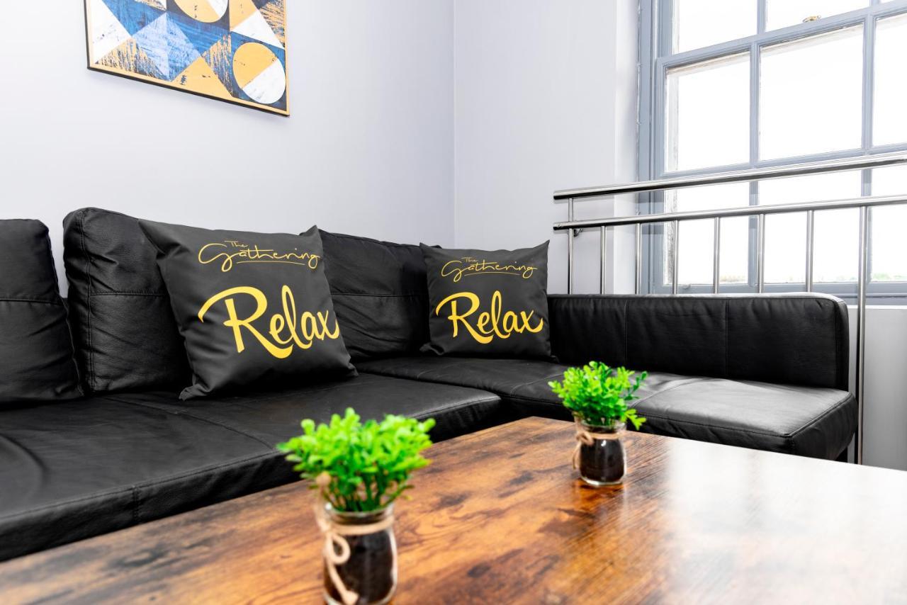 The Eistedfod Penthouse - Berwyn House Apartment Wrexham Bagian luar foto